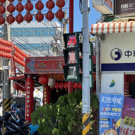 ▲彰化社頭鄉號誌燈有芭樂跟襪子號稱最接地氣。（圖／民眾提供）