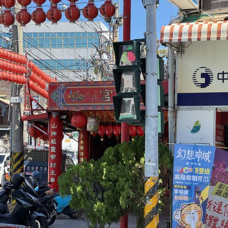 ▲彰化社頭鄉號誌燈有芭樂跟襪子號稱最接地氣。（圖／民眾提供）