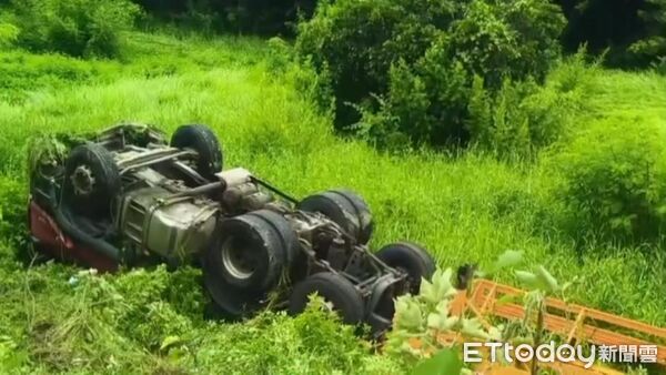 ▲連結車從國道沖出邊坡翻落。（圖／記者翁伊森翻攝）