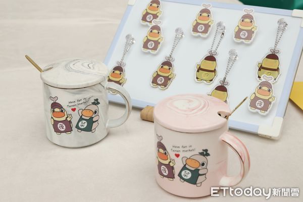 ▲台南市場處人氣吉祥物「菜奇鴨」爆紅，台南市府1日正式推出全新夜市吉祥物「夜奇鴨」，舉辦出道記者會，正式展開夜市品牌行銷活動序幕。（圖／記者林東良翻攝，下同）