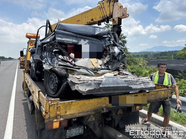 ▲國道3號北上332公里處1日上午驚傳追撞事故，警消到場處理傷者送醫。（記者林東良翻攝，下同）