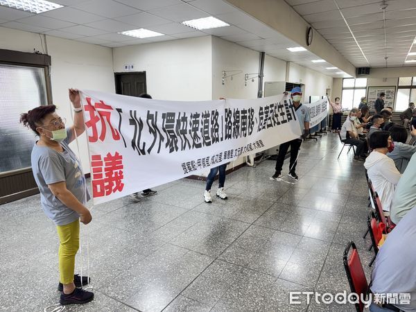 ▲北區成功里活動中心今召開北外環第4期公聽會，吸引居民表達反對意見。（圖／記者林東良攝，下同）