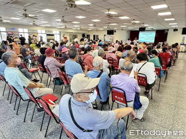 ▲北區成功里活動中心今召開北外環第4期公聽會，吸引居民表達反對意見。（圖／記者林東良攝，下同）