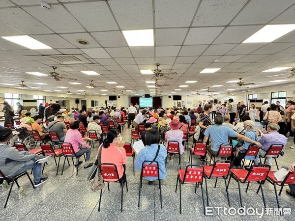 ▲北區成功里活動中心今召開北外環第4期公聽會，吸引居民表達反對意見。（圖／記者林東良攝，下同）