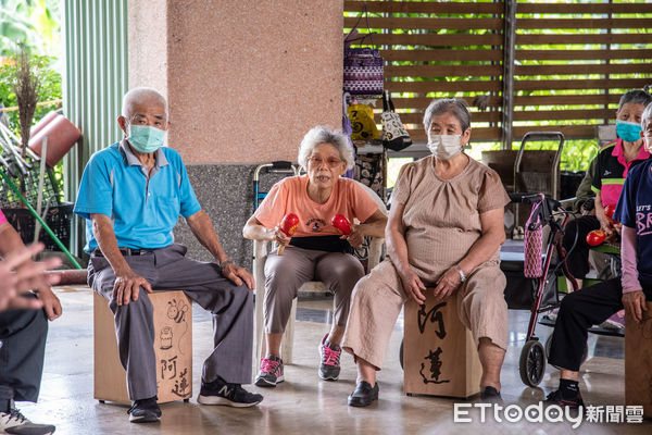 ▲嘉藥USR銀髮樂團首次登台演出，長輩們神情專注，演出感動全場。（記者林東良翻攝，下同）