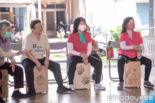 ▲嘉藥USR銀髮樂團首次登台演出，長輩們神情專注，演出感動全場。（記者林東良翻攝，下同）