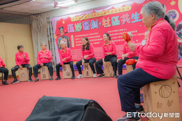 ▲嘉藥USR銀髮樂團首次登台演出，長輩們神情專注，演出感動全場。（記者林東良翻攝，下同）