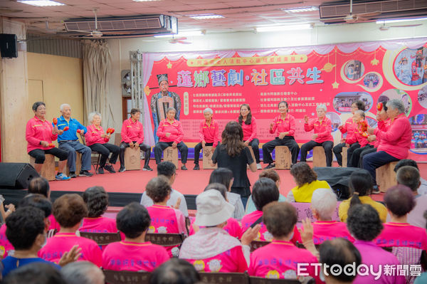 ▲嘉藥USR銀髮樂團首次登台演出，長輩們神情專注，演出感動全場。（記者林東良翻攝，下同）