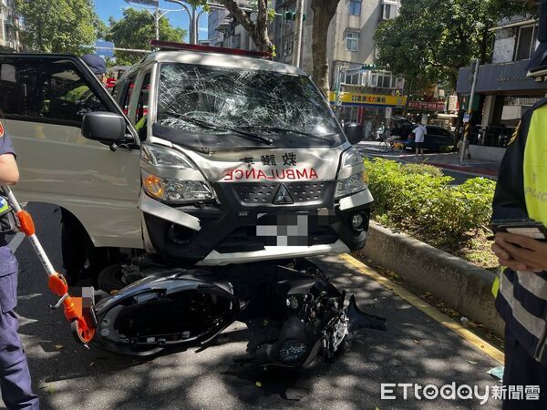 ▲機車騎士遭撞擊後無呼吸心跳緊急送醫搶救。（圖／記者張君豪翻攝）