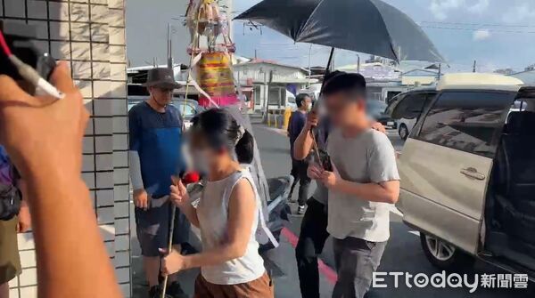 ▲彭振聲妻子輕生亡，兒在住家招魂結束後轉往殯儀館。（圖／記者陳宏瑞攝，下同）