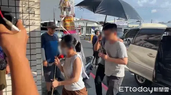 ▲彭振聲妻子輕生亡,兒在住家招魂結束後轉往殯儀館。(圖/記者陳宏瑞攝,下同)