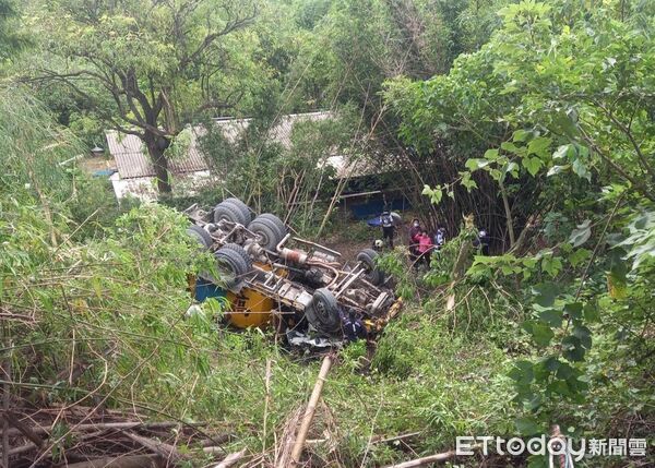 ▲▼水泥車翻覆山坡。（圖／記者許宥孺翻攝）