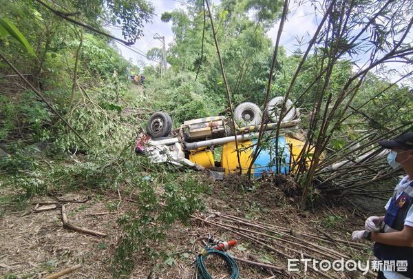 ▲▼水泥車翻覆山坡。（圖／記者許宥孺翻攝）