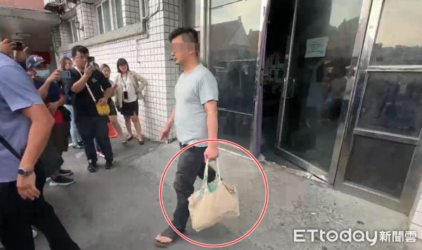 ▲▼彭振聲妻子輕生亡，兒子手上拿著母親遺留的米色手提袋。（圖／記者陳宏瑞攝）
