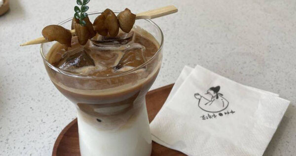 大陸四川省江油市一款「肥腸咖啡」近日在網路上爆紅。（圖／翻攝自封面新聞）