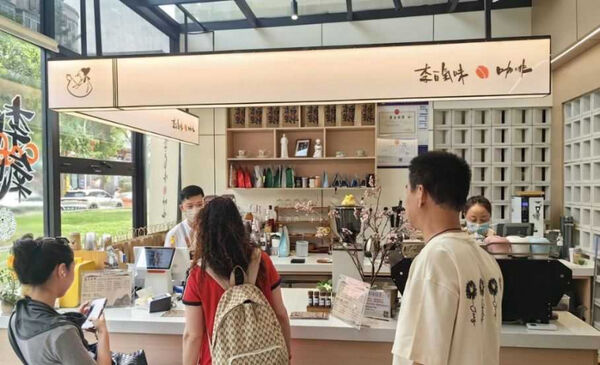 大陸四川省江油市一款「肥腸咖啡」近日在網路上爆紅。（圖／翻攝自封面新聞）