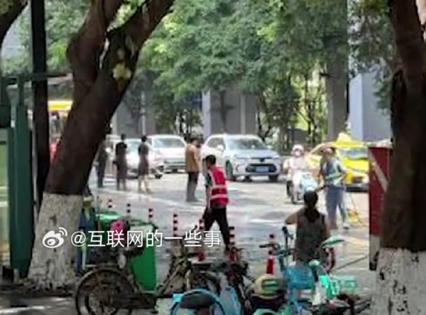 ▲▼64歲陸男「開車低頭滑手機」撞死3人。（圖／翻攝自微博）