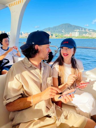 ▲《關於愛》挪威影后安德莉雅布萊恩霍維格（Andrea Br&aelig;in Hovig）、潛力男神塔優西塔戴拉雅各布森（Tayo Cittadella Jacobsen）來台體驗淡水渡輪。（圖／海鵬提供）