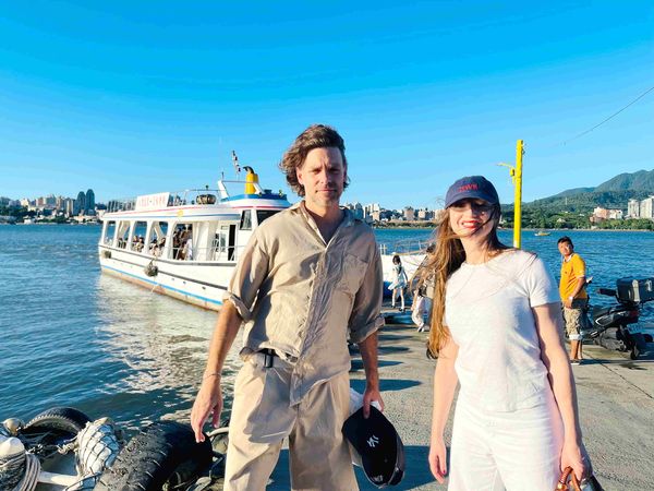 ▲《關於愛》挪威影后安德莉雅布萊恩霍維格（Andrea Br&aelig;in Hovig）、潛力男神塔優西塔戴拉雅各布森（Tayo Cittadella Jacobsen）來台體驗淡水渡輪。（圖／海鵬提供）