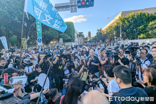 ▲陳佩琪到場向民眾黨支持者喊話，聲援柯文哲、彭振聲。（圖／記者林敬旻攝）