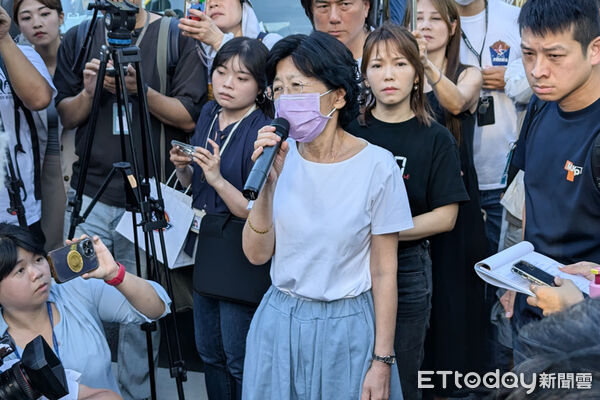 ▲陳佩琪到場向民眾黨支持者喊話，聲援柯文哲、彭振聲。（圖／記者林敬旻攝）