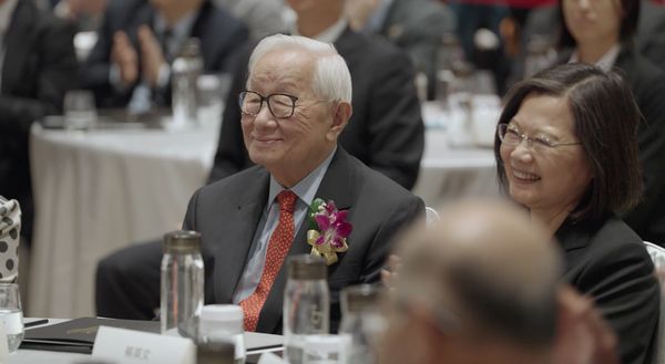 ▲《造山者－世紀的賭注》張忠謀現身戲院。（圖／牽猴子提供）