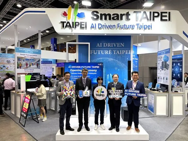 ▲馬來西亞台灣形象展台北館開幕貴賓合照，左起馬來西亞電腦及多媒體工業協會(PIKOM)執行長翁建耀、駐馬來西亞台北經濟文化辦事處組長章遠智、台北市政府產業發展局股長洪瑀儂、外貿協會秘書長王熙蒙及PIKOM主席劉潤傑。(圖／貿協提供)