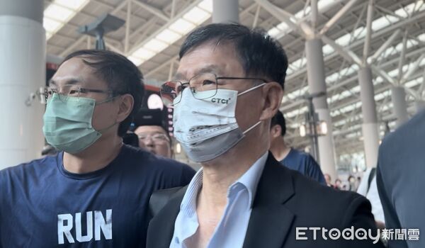 ▲▼前台北市副市長彭振聲搭高鐵返高雄奔喪。（圖／記者許宥孺攝）
