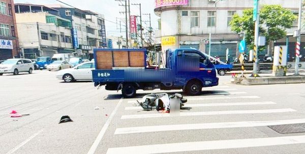 ▲桃園市林姓女子今天上午騎車經過蘆竹區文中路時，因減速禮讓救護車先行，結果慘遭後方小貨車撞上摔車，圖為現場照片。（圖／蘆竹警方提供）