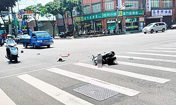 ▲桃園市林姓女子今天上午騎車經過蘆竹區文中路時，因禮讓救護車減速慘遭後方小貨車撞飛，警方到場處理。（圖／蘆竹警方提供）