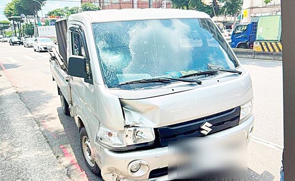 ▲桃園市林姓女子今天上午騎車經過蘆竹區文中路時，因禮讓救護車減速慘遭後方小貨車撞飛，小貨車擋風玻璃因撞擊碎裂。（圖／蘆竹警方提供）