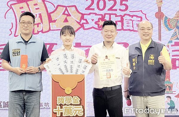 ▲桃園市蘆竹區誠聖宮即日起舉辦2025關公文化節系列活動登場，今天頒贈國中會考5A10+滿級分學生慈文國中葉劉旂，獲頒10萬元獎助學金。（圖／記者沈繼昌攝）