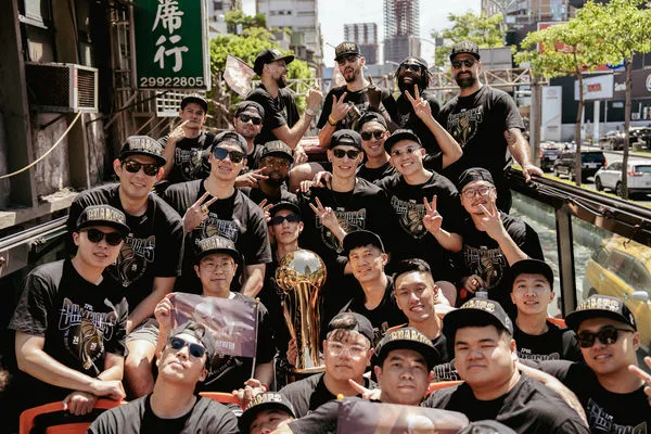 ▲新北國王總冠軍封王遊行1日登場，喊話要拚隊史三連冠。（圖／新北國王提供）