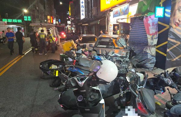 ▲▼八里2車「當街追逐」出事 衝撞12輛汽機車多人送醫。（圖／記者陳以昇翻攝）