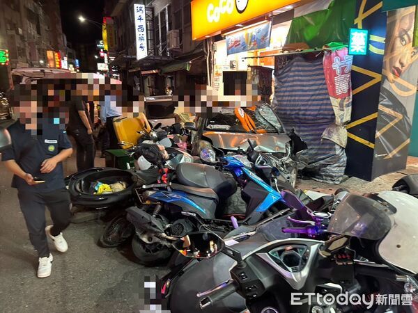 ▲▼八里3車追逐車禍，衝撞12輛汽機車多人送醫。（圖／記者陳以昇翻攝）