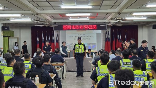 ▲市長黃偉哲1日晚間親率市府團隊，前往永華路賓士KTV實施聯合稽查，展現青春專案決心。（記者林東良翻攝，下同）