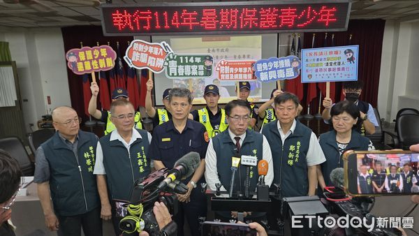 ▲市長黃偉哲1日晚間親率市府團隊，前往永華路賓士KTV實施聯合稽查，展現青春專案決心。（記者林東良翻攝，下同）