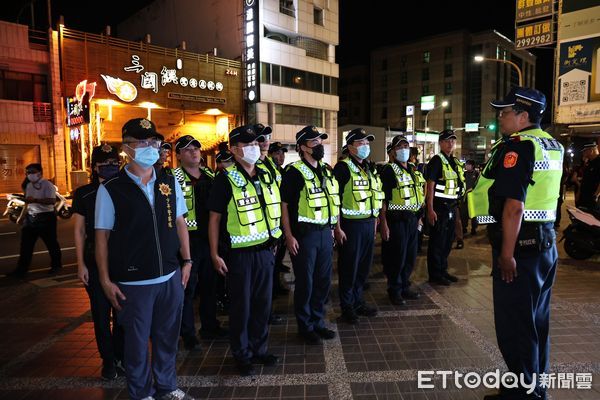 ▲市長黃偉哲1日晚間親率市府團隊，前往永華路賓士KTV實施聯合稽查，展現青春專案決心。（記者林東良翻攝，下同）