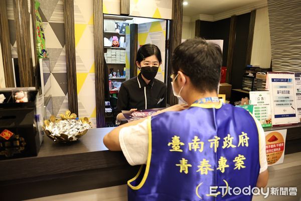 ▲市長黃偉哲1日晚間親率市府團隊，前往永華路賓士KTV實施聯合稽查，展現青春專案決心。（記者林東良翻攝，下同）