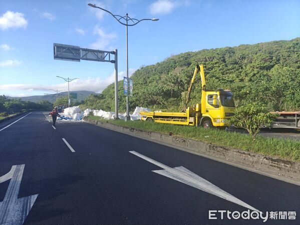 新北市貢寮區台2線97公里處車禍。（圖／記者郭世賢翻攝）