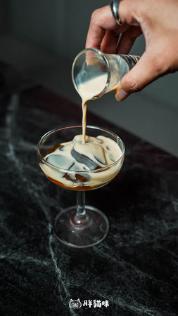 ▲▼HELP Bar & Cafe Taipei。（圖／部落客胖貓咪的奇幻旅程授權提供）