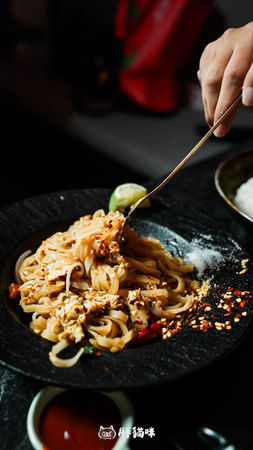 ▲▼HELP Bar & Cafe Taipei。（圖／部落客胖貓咪的奇幻旅程授權提供）