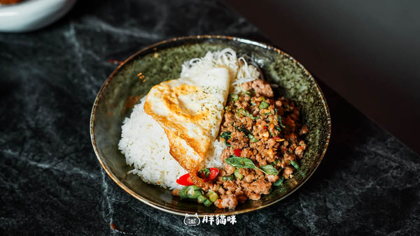 ▲▼HELP Bar & Cafe Taipei。（圖／部落客胖貓咪的奇幻旅程授權提供）