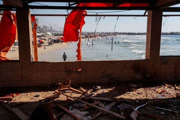 ▲▼位於加薩市西部海岸的Al-Baqa咖啡廳遭以色列襲擊。（圖／路透）