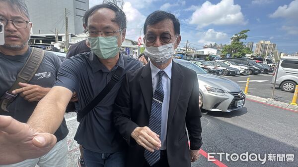 ▲彭振聲妻子墜樓亡，他2日上午現身殯儀館。（圖／記者吳世龍攝，下同）