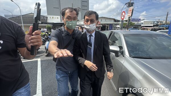 ▲彭振聲妻子墜樓亡，他2日上午現身殯儀館。（圖／記者吳世龍攝，下同）