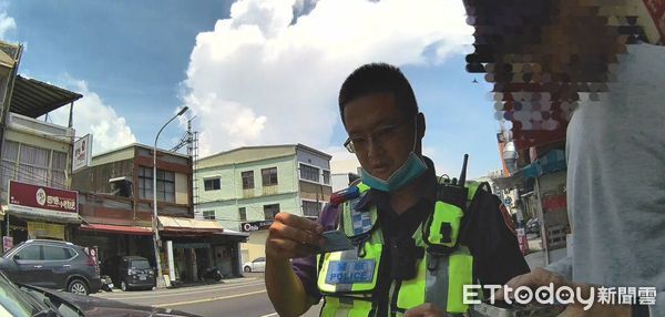 ▲東港警分局員警幫助印尼籍男子。（圖／記者陳崑福翻攝）
