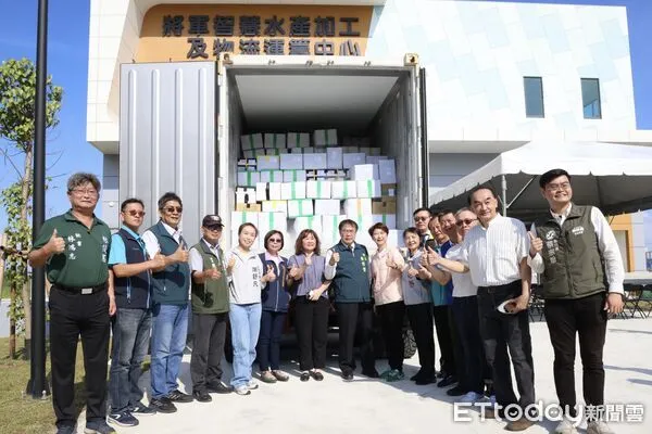 ▲台南市長黃偉哲2日前往將軍智慧水產加工中心，見證台灣鯛首批外銷新加坡封櫃啟運（記者林東良翻攝，下同）