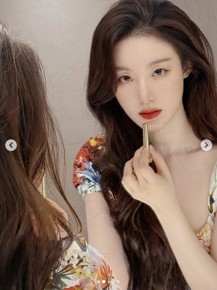i-dle,舒華,DOLCE & GABBANA,TOM FORD,唇膏,彩妝 。（圖／yeh.shaa_ IG、品牌提供）