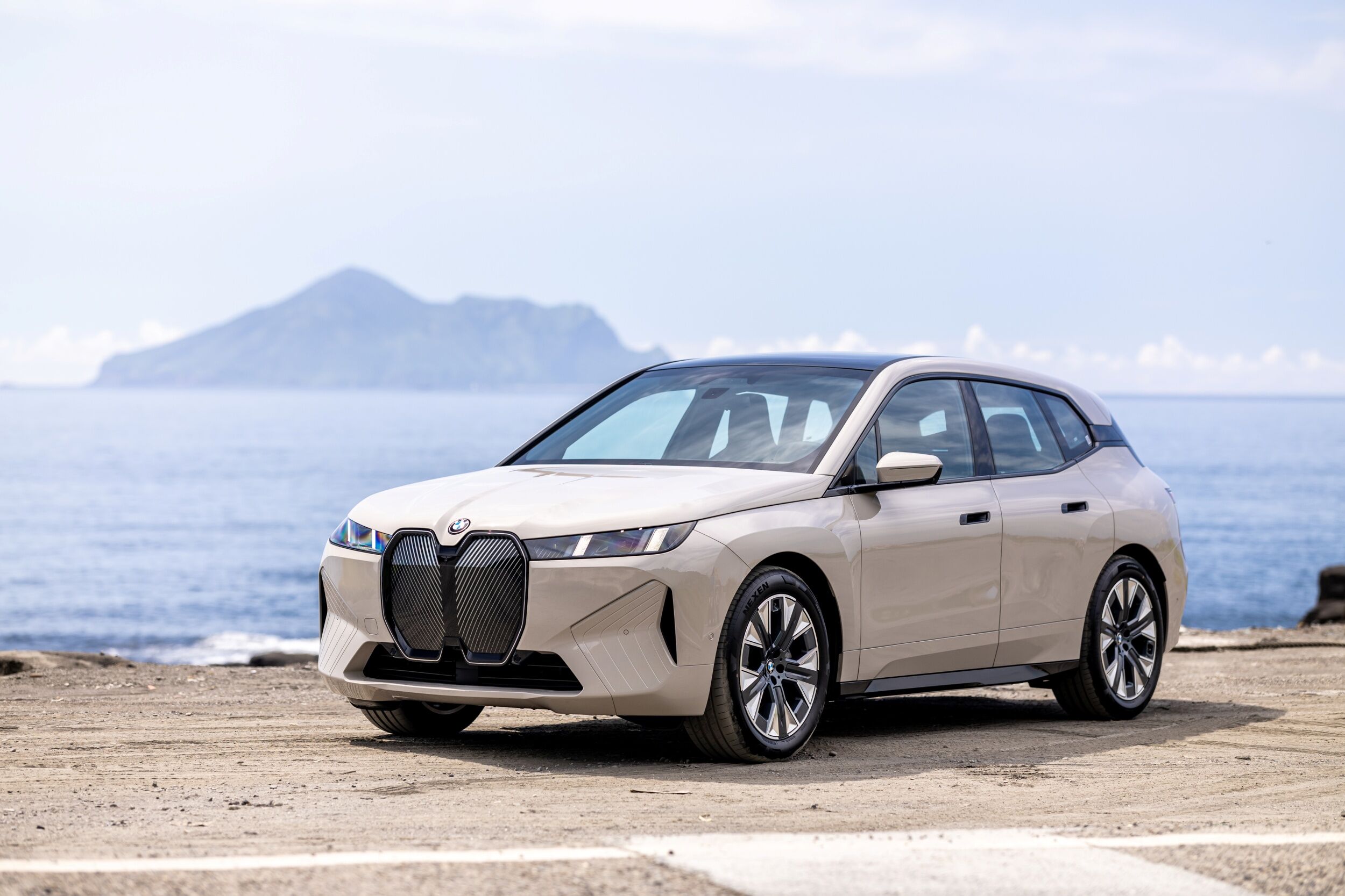▲BMW iX上市。（圖／翻攝自BMW）